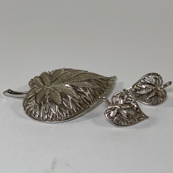Signed Coro Silver Tone Raised Leaf Brooch with Matching Clip On Earrings - Picture 6 of 7